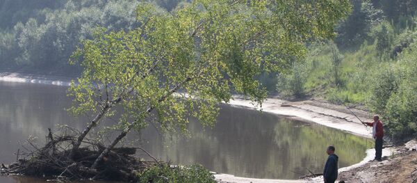 Мужчины ловят рыбу в реке - Sputnik Молдова