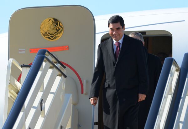 Президент Туркмении Гурбангулы Бердымухамедов спускается по трапу самолета - Sputnik Молдова