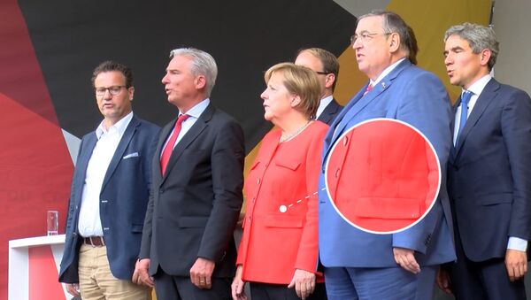 Меркель на митинге забросали помидорами, видео - Sputnik Moldova