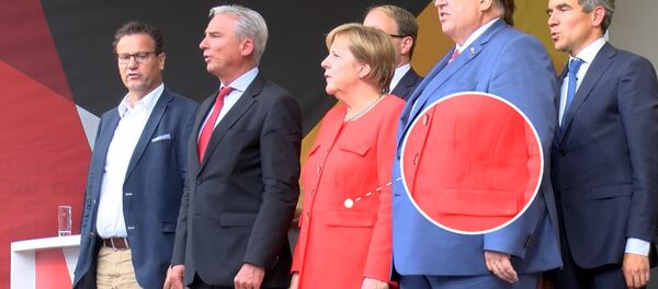 Меркель на митинге забросали помидорами, видео - Sputnik Молдова