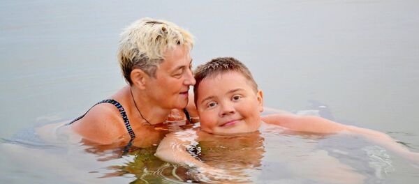 Алексей Бобок с мамой на море Алексей Бобок с мамой на море - Sputnik Молдова