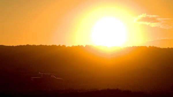 Солнце на восходе, архивное фото.  - Sputnik Молдова