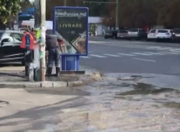 Фекалии вылились на улицу в Кишиневе - Sputnik Молдова