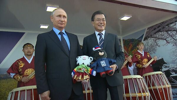 Президент Южной Кореи вручил Путину талисманы Олимпиады-2018 И Паралимпиады в Пхенчхане - Sputnik Молдова