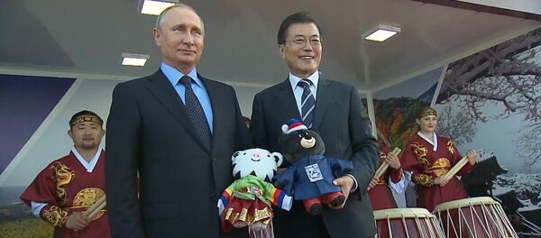 Президент Южной Кореи вручил Путину талисманы Олимпиады-2018 И Паралимпиады в Пхенчхане - Sputnik Молдова