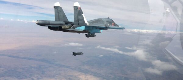 Russian Su-34 fighter-bomber aircraft carries out a strike against Daesh forces in Syria. - Sputnik Moldova-România