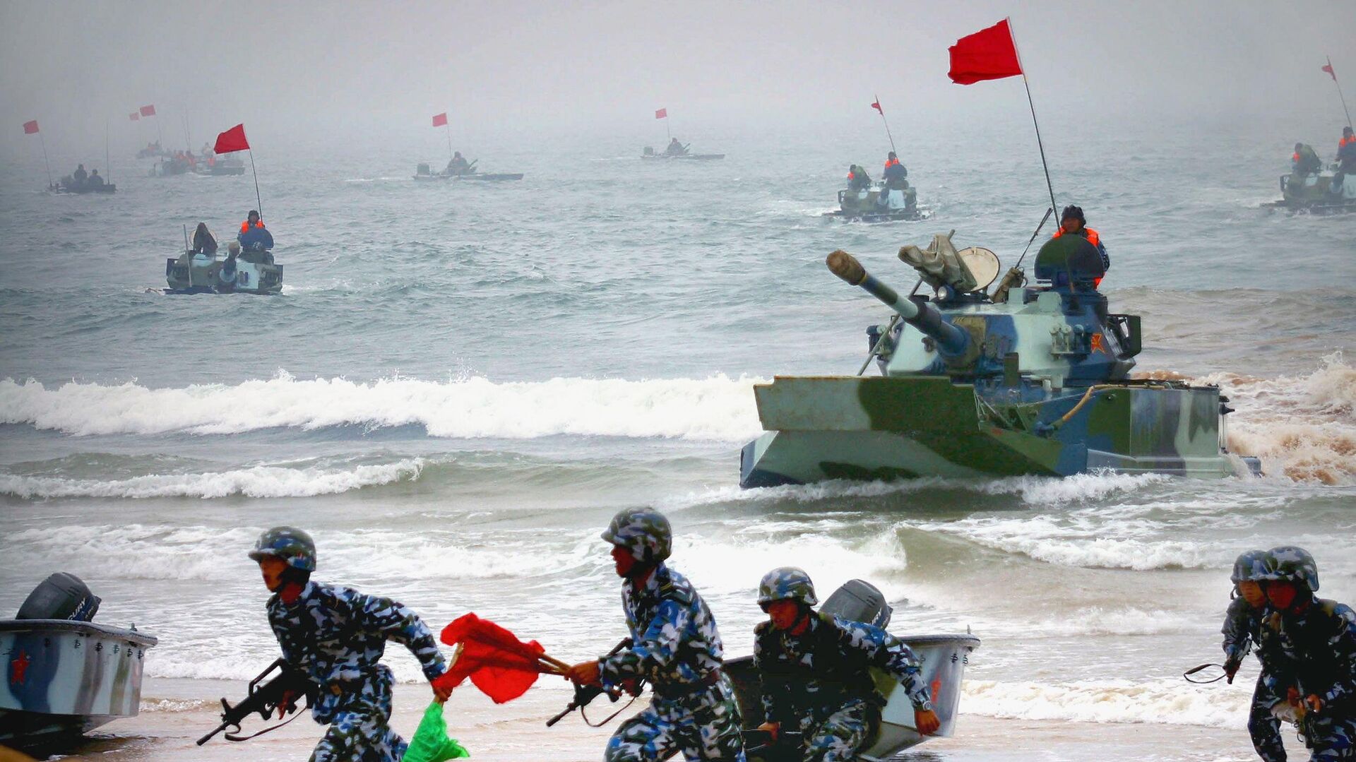 Chinese amphibious tanks and marines storm a beachhead in an amphibious assault drill during the third phase of the Sino-Russian joint military exercise - Sputnik Moldova, 1920, 28.01.2023