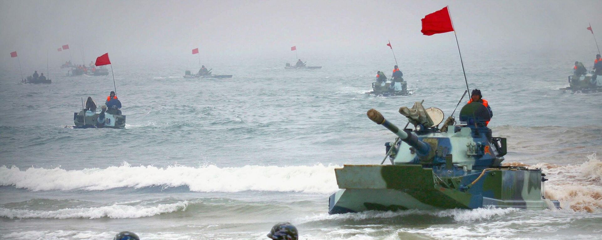Chinese amphibious tanks and marines storm a beachhead in an amphibious assault drill during the third phase of the Sino-Russian joint military exercise - Sputnik Moldova-România, 1920, 10.07.2022