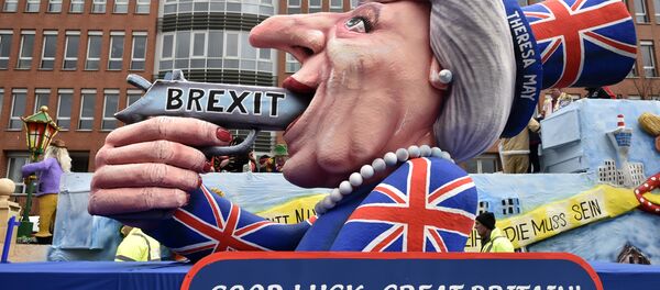 A carnival float depicts British Prime Minister Theresa May with a gun and the writing 'Brexit' on it prior to the traditional carnival parade in Duesseldorf, Germany, on Monday, Feb. 27, 2017.  - Sputnik Moldova-România