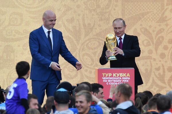 Президент РФ В.Путин принял участие в церемонии старта тура Кубка мира по футболу в Лужниках Президент РФ В.Путин принял участие в церемонии старта тура Кубка мира по футболу в Лужниках - Sputnik Moldova-România