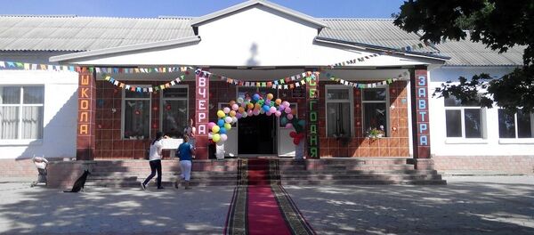 Уютное одноэтажное здание гимназии имени А.С. Пушкина в Кантемире - Sputnik Молдова