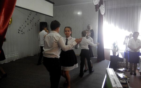 Дети выступают на концерте, посвященном 50-летию кантемирской гимназии имени А.С. Пушкина - Sputnik Молдова