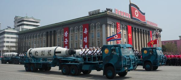 Баллистические ракеты подводных лодок (БРПЛ) Пуккыксон-1 Корейской народной армии во время парада - Sputnik Молдова