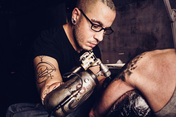 JC Sheitan a fost inclus în Cartea Recordurilor Guiness pentru tatuajele facute cu măiestrie și precizie cu mașina de tatuat integrată în proteza mâinii drepte - Sputnik Moldova
