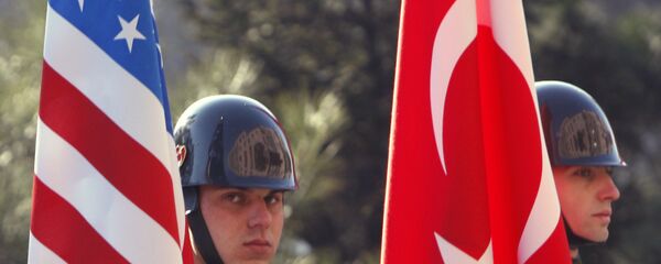 Turkish guards of honor stand with U.S. and Turkish flags (File) - Sputnik Moldova-România