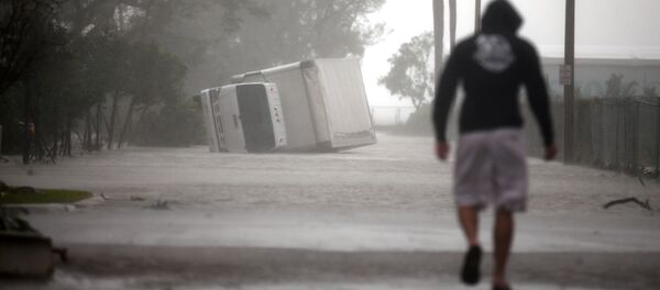 Перевернутый грузовик в Майами - последствия урагана Ирма Перевернутый грузовик в Майами - последствия урагана Ирма - Sputnik Молдова