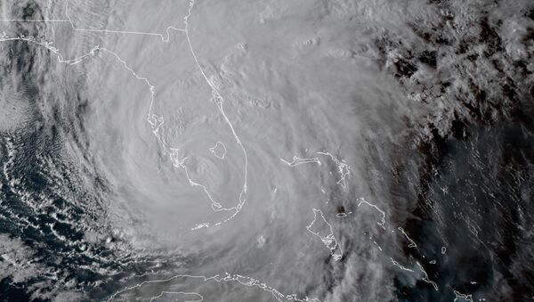 На этом изображении, снятом со спутника Geocolor GOES-16 10 сентября, видно как ураган Ирма идет вдоль побережья Флориды. Скорость ветра достигала 210 километров в час - Sputnik Moldova