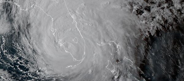 На этом изображении, снятом со спутника Geocolor GOES-16 10 сентября, видно как ураган Ирма идет вдоль побережья Флориды. Скорость ветра достигала 210 километров в час - Sputnik Moldova