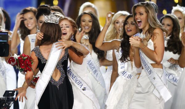 Мисс Северная Дакота Кара Мунд получает поздравления после того, как ее объявили обедительнице конкурса красоты Мисс Америка-2018 - Sputnik Молдова
