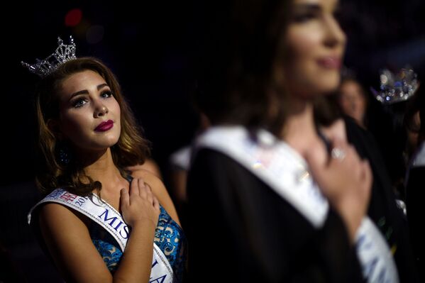 Участницы во время исполнения гимна до начала конкурса красоты Мисс Америка-2018 - Sputnik Молдова