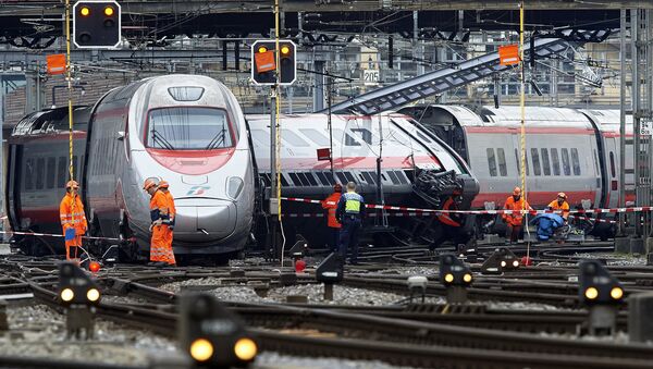 Столкновение поездов в Швейцарии - Sputnik Молдова