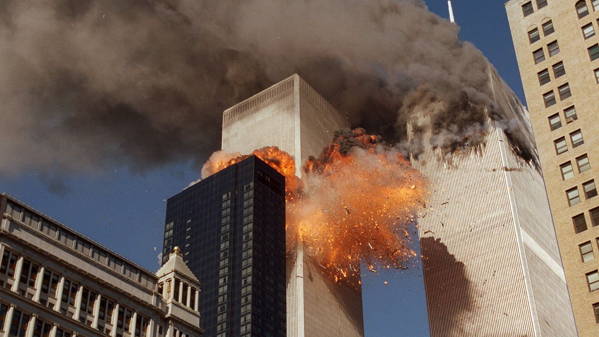 Дым и огонь вырываются из башен Всемирного торгового центра во вторник, 11 сентября 2001 года - Sputnik Moldova-România, 1920, 08.09.2021