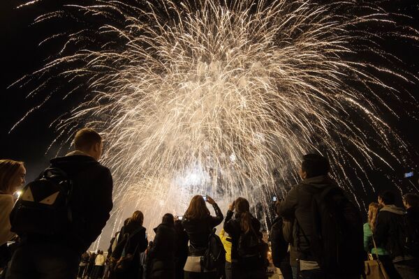 Focuri de artificii în parcul Zareadie cu ocazia Zilei Moscovei - Sputnik Moldova-România