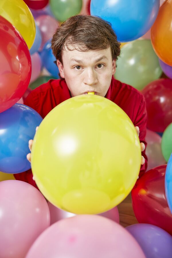 Hunter Ewen a intrat în Cartea Recordurilor Guiness pentru că a umflat 910 baloane întro oră. - Sputnik Moldova-România