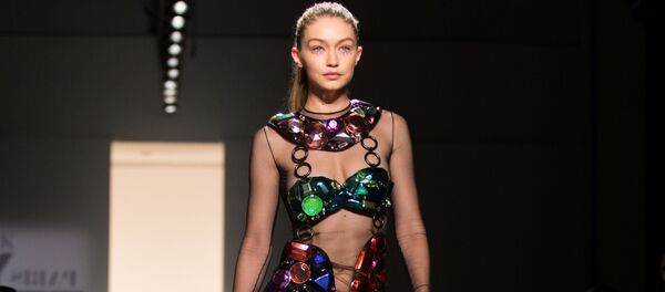 Модель Джиджи Хадид на Неделе моды в Нью-Йорке - Sputnik Молдова