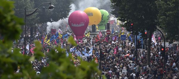 An aerial picture shows people taking part in a protest against government's proposed labour law reforms near the Place de la Bastille (Bastille Square) in Paris - Sputnik Moldova-România