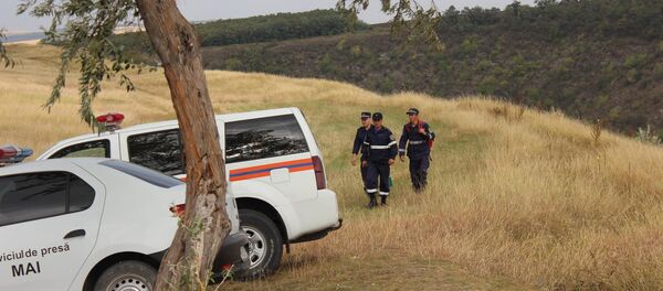 Сотрудники Службы гражданской защиты и чрезвычайных ситуаций во время поисков пропавшей женщины в Цыпово - Sputnik Молдова
