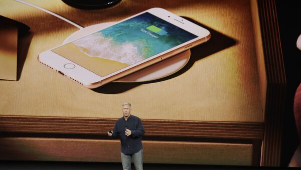 Старший вице-президент по маркетингу корпорации Apple Филипп Шиллер во время презентации нового iPhone 8 в Калифорнии - Sputnik Молдова