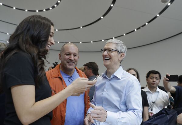 Генеральный директор Apple Тим Кук во время презентации iPhone X в новом кампусе Apple в Калифорнии - Sputnik Молдова