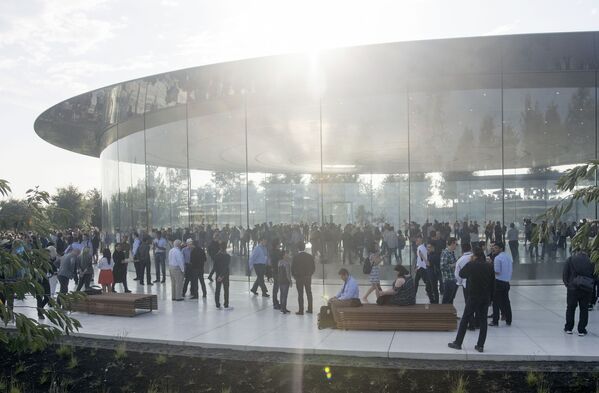 Посетители новой штаб-квартиры Apple в Калифорнии - Sputnik Молдова