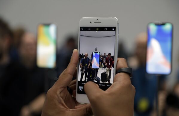 Новый iPhone 8 в шоуруме в кампусе компании Apple в Калифорнии - Sputnik Молдова
