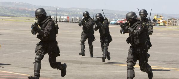 Indonesian Special Forces soldiers, also known as Kopassus, take position during a joint anti-terrorism exercise with Australia's elite unit SAS at the Bali International Airport, in Kuta, Indonesia on Tuesday, Sept. 28, 2010 - Sputnik Moldova-România