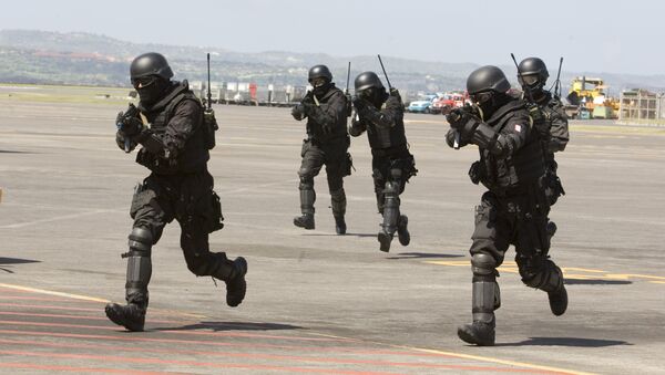 Indonesian Special Forces soldiers, also known as Kopassus, take position during a joint anti-terrorism exercise with Australia's elite unit SAS at the Bali International Airport, in Kuta, Indonesia on Tuesday, Sept. 28, 2010 - Sputnik Moldova-România