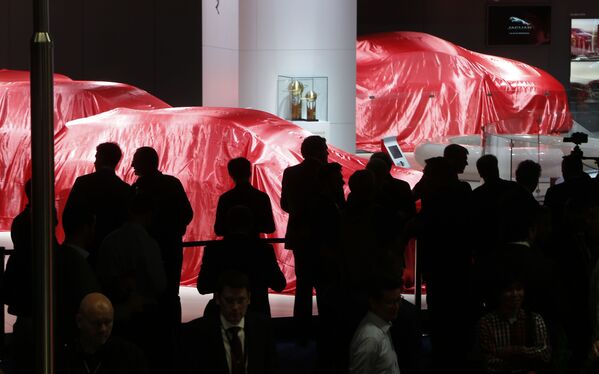 Посетители ждут презентации Ferrari на Международном автомобильном салоне во Франкфурте, Германия - Sputnik Молдова