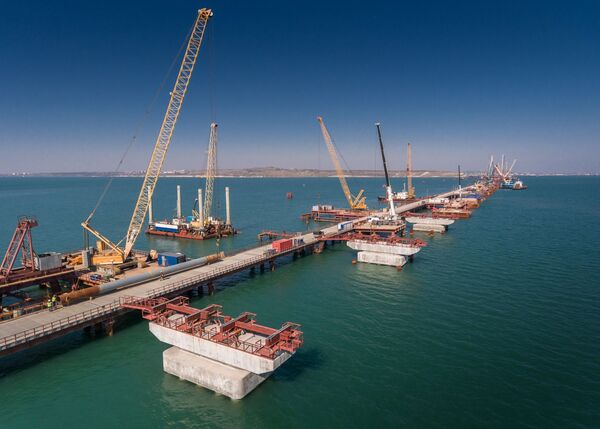 Готовые морские опоры для автомобильной части Крымского моста, погружение свай в акваторию под железнодорожные опоры Готовые морские опоры для автомобильной части Крымского моста, погружение свай в акваторию под железнодорожные опоры - Sputnik Молдова