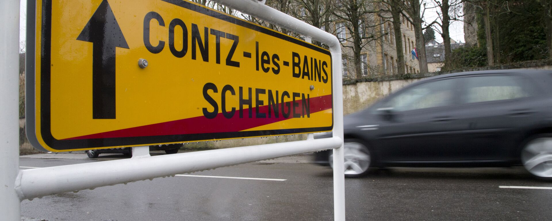 In this photo taken on Thursday, Feb. 4, 2016, a car drives out of Schengen, Luxembourg and into Contz-les-Bains, France - Sputnik Moldova-România, 1920, 05.12.2022