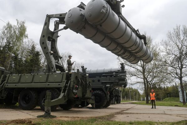 Recharging an S-400 Triumf anti-aircraft weapon system during the combat duty drills of the surface to air-misile regiment in the Moscow Region. Recharging an S-400 Triumf anti-aircraft weapon system during the combat duty drills of the surface to air-misile regiment in the Moscow Region. - Sputnik Moldova-România