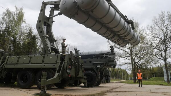 Recharging an S-400 Triumf anti-aircraft weapon system during the combat duty drills of the surface to air-misile regiment in the Moscow Region. - Sputnik Moldova-România