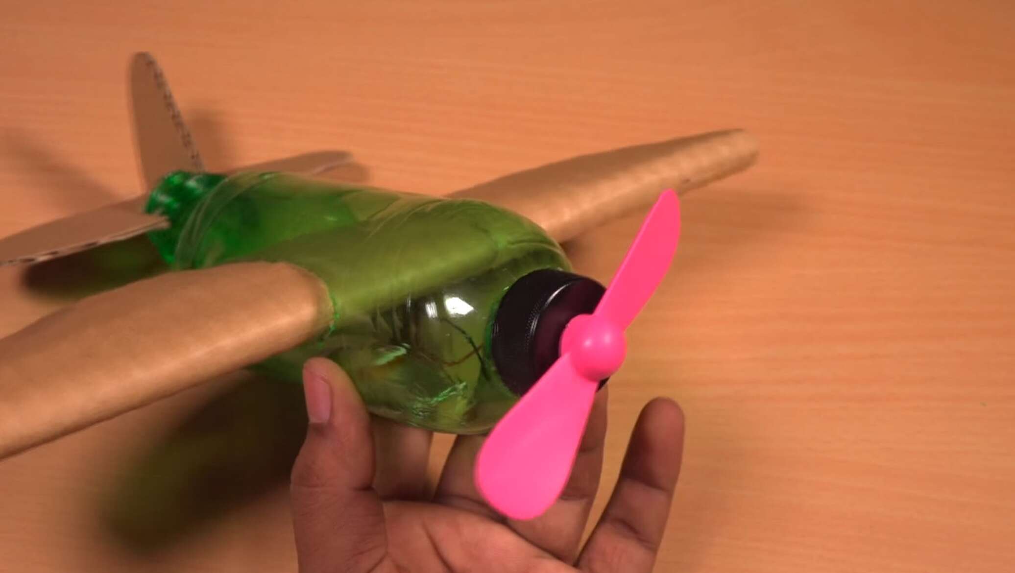Самолет из пластиковых бутылок
