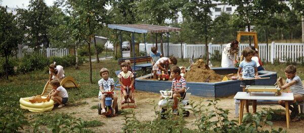 Дети играют на площадке детского сада. Архивное фото - Sputnik Молдова