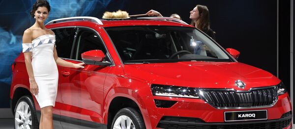 Модель у автомобиля Skoda Karoq на автосалоне во Франкфурте - Sputnik Молдова
