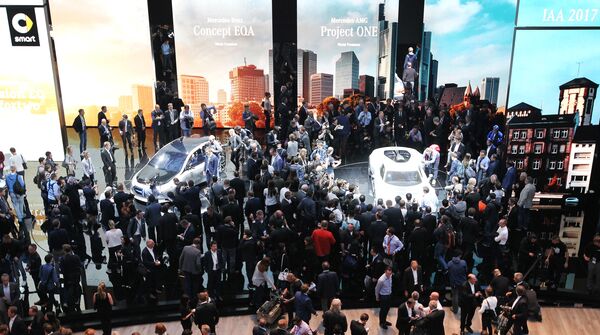 Vizitatorii expoziției Frankfurt Motor Show (IAA) din Frankfurt - Sputnik Moldova-România