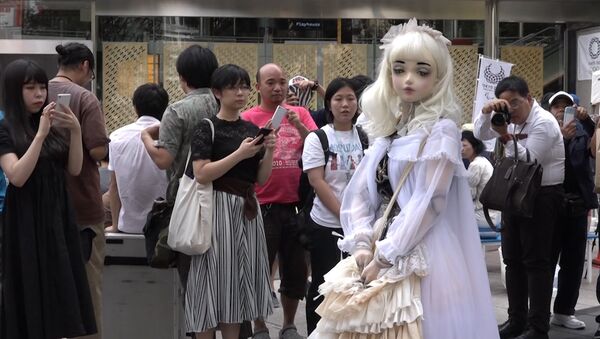 Живая кукла Лулу Хашимото гуляла по улицам Токио - Sputnik Молдова