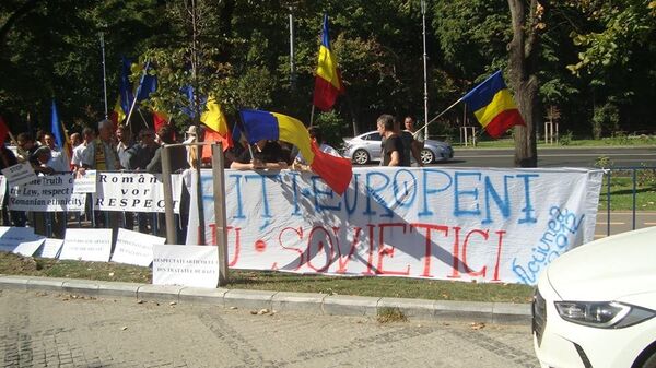 Manifestație de protest în fața Ambasadei Ucrainei la București Manifestație de protest în fața Ambasadei Ucrainei la București - Sputnik Moldova-România