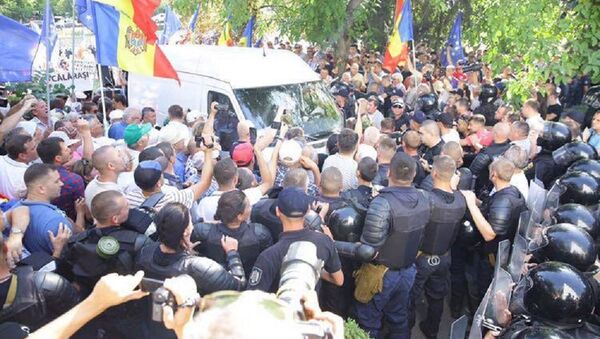 Un microbus a intrat în mulțime în timpul protestelor - Sputnik Moldova