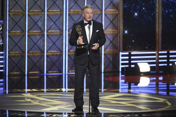 Алек Болдуин получил Эмми за пародию на Трампа в комедийном телешоу - Sputnik Молдова